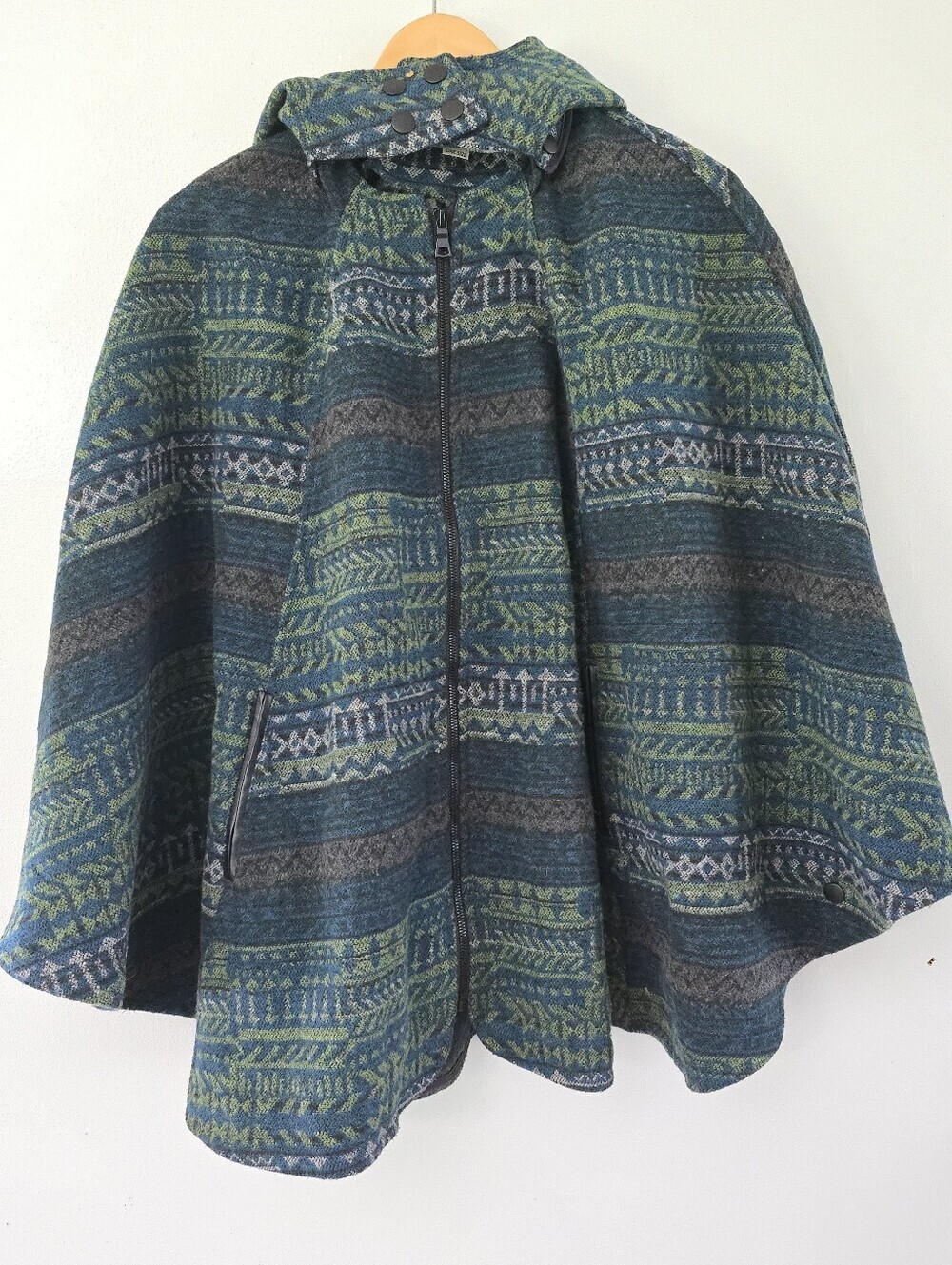 Wildflowers Womens Hooded Thick Aztec Print Full Zipper Cape Poncho One Size